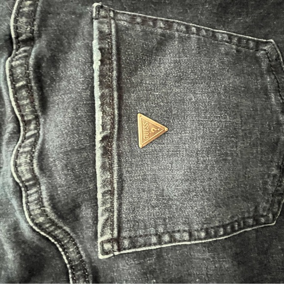 (31) Guess Shorts Dark Wash - Picture 2 of 4